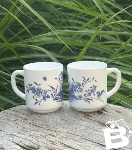 2 Tasses Arcopal rétro vintage motifs fleurs bleues