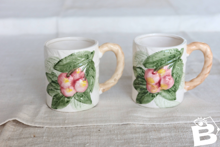 2 tasses vintage en barbotine cerise