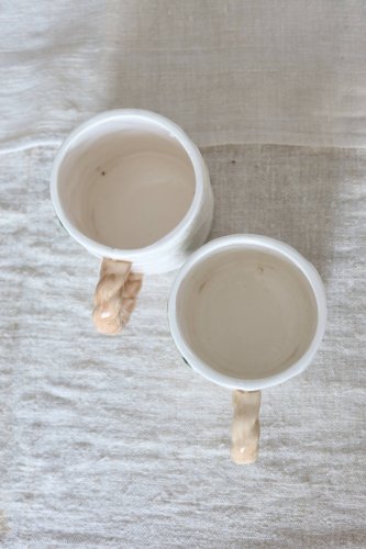 2 tasses vintage en barbotine cerise