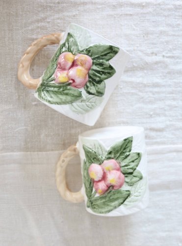 2 tasses vintage en barbotine cerise