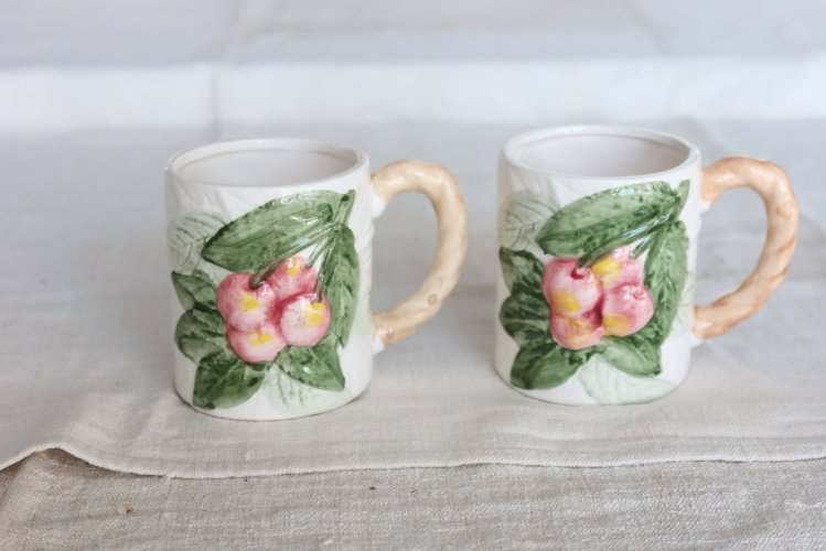 2 tasses vintage en barbotine cerise