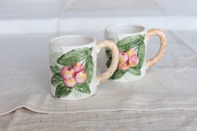 2 tasses vintage en barbotine cerise