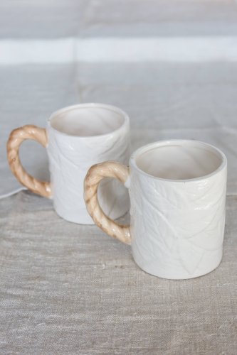 2 tasses vintage en barbotine cerise