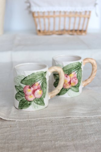 2 tasses vintage en barbotine cerise