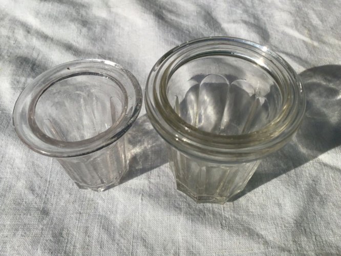 2  toute petite ANCIENNE VERRINE POT A CONFITURE EN VERRE EPAIS A FACETTES 1900