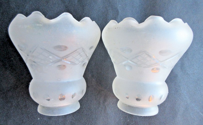 2 Tulipes de lampe Art Déco, verre incolore ciselé de croisillons, bord cranté