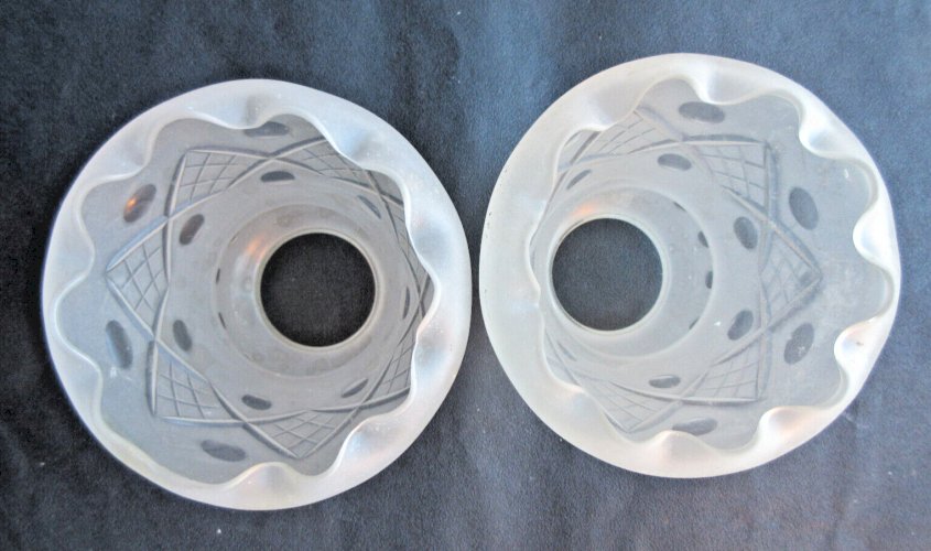 2 Tulipes de lampe Art Déco, verre incolore ciselé de croisillons, bord cranté