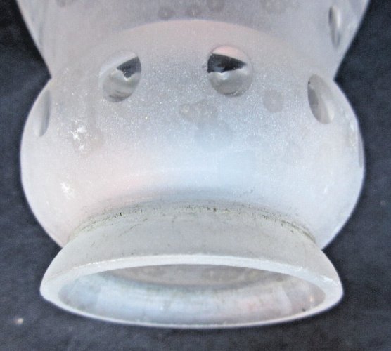 2 Tulipes de lampe Art Déco, verre incolore ciselé de croisillons, bord cranté