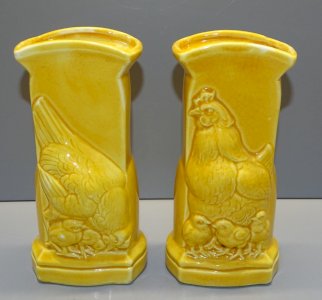 -2 VASES CERAMIQUE JAUNE CRAQUELEE POULE ET POUSSINS JAUNES DECO XXe   D