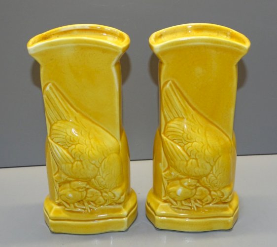 -2 VASES CERAMIQUE JAUNE CRAQUELEE POULE ET POUSSINS JAUNES DECO XXe   D