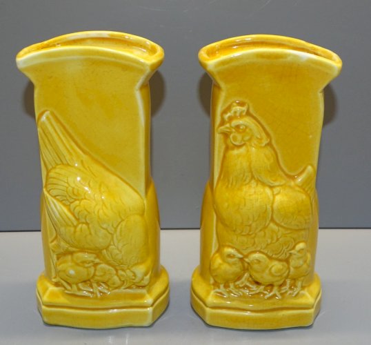 -2 VASES CERAMIQUE JAUNE CRAQUELEE POULE ET POUSSINS JAUNES DECO XXe   D