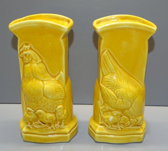 -2 VASES CERAMIQUE JAUNE CRAQUELEE POULE ET POUSSINS JAUNES DECO XXe   D