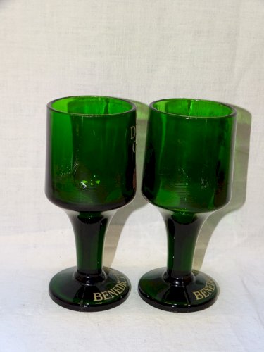 -2 VERRES A PIED VERRE VERT DOM CAFE BENEDICTINE COLLECTION VITRINE BISTROT    D
