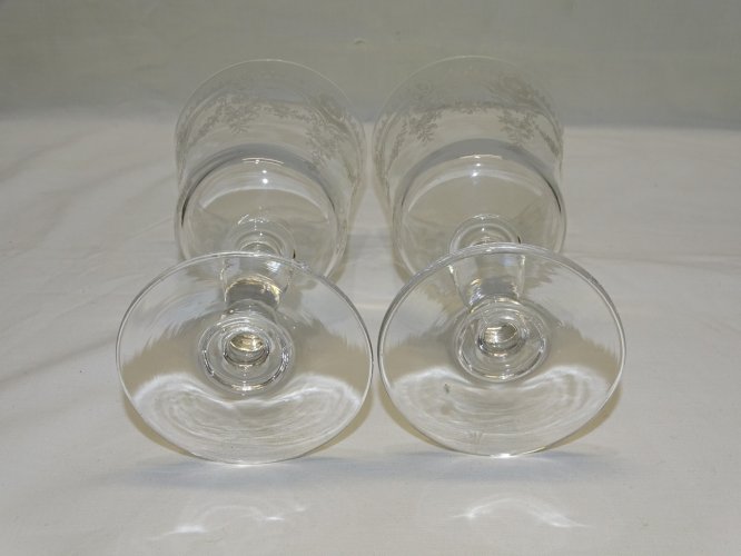 - 2 VERRES A PIEDS XIXe CRISTAL MOTIFS Gravés RINCEAUX & FLEURS COLLECTION    D