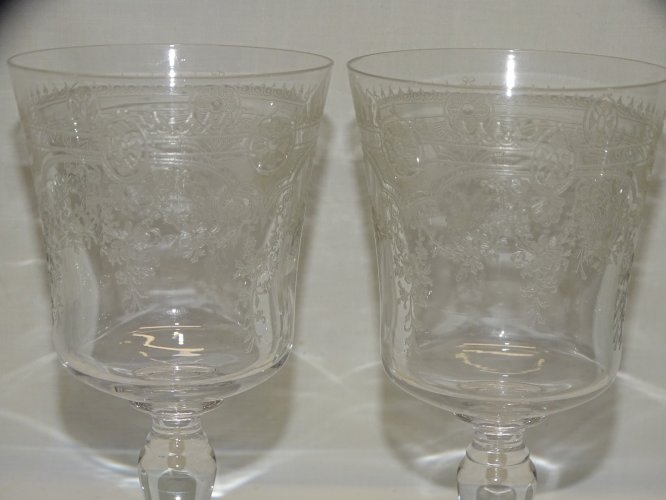- 2 VERRES A PIEDS XIXe CRISTAL MOTIFS Gravés RINCEAUX & FLEURS COLLECTION    D