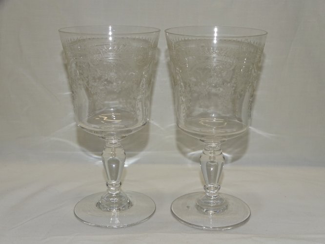 - 2 VERRES A PIEDS XIXe CRISTAL MOTIFS Gravés RINCEAUX & FLEURS COLLECTION    D