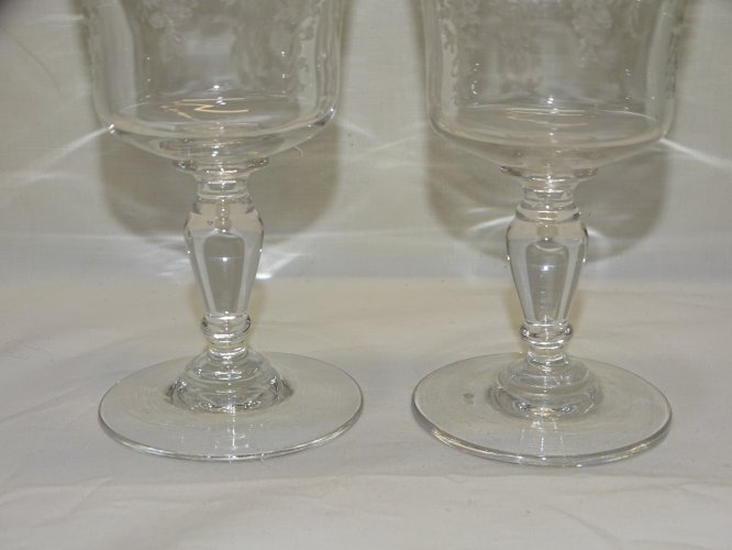 - 2 VERRES A PIEDS XIXe CRISTAL MOTIFS Gravés RINCEAUX & FLEURS COLLECTION    D