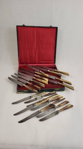 20 couteaux de table lame acier manche corne
