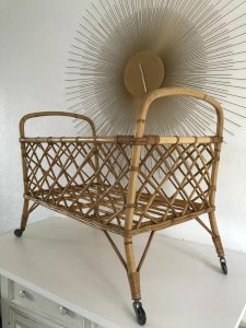 20⚜️Ancien Lit Poupée Berceau en Bambou Osier Rotin 4 Pieds à Roulettes Vintage