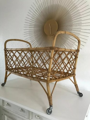 20⚜️Ancien Lit Poupée Berceau en Bambou Osier Rotin 4 Pieds à Roulettes Vintage
