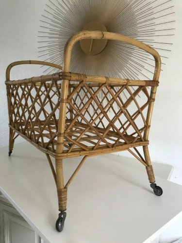 20⚜️Ancien Lit Poupée Berceau en Bambou Osier Rotin 4 Pieds à Roulettes Vintage