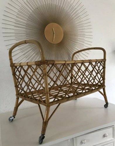 20⚜️Ancien Lit Poupée Berceau en Bambou Osier Rotin 4 Pieds à Roulettes Vintage
