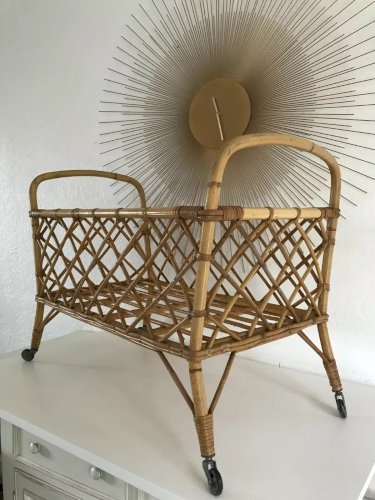 20⚜️Ancien Lit Poupée Berceau en Bambou Osier Rotin 4 Pieds à Roulettes Vintage