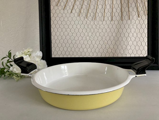 225⚜️ Ancien Plat en Tôle Émaillé Couleur Jaune Diamètre 24 Cm Vintage