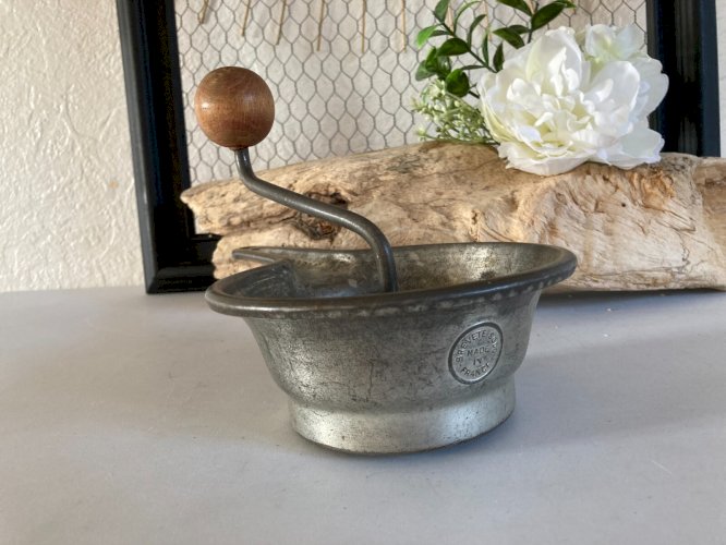 225⚜️ Ancien Ustensile De Cuisine Mouli Baby Brevete SGDG Made In France Vintage