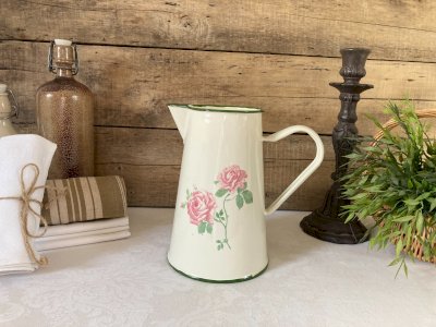 226⚜️ Déco Ancien Broc Pichet en Tôle Émaillé Décor Fleurs Rose Hauteur 22 Cm