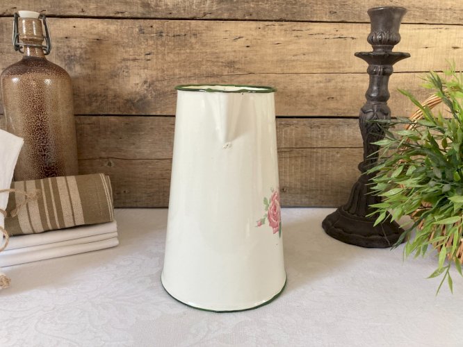 226⚜️ Déco Ancien Broc Pichet en Tôle Émaillé Décor Fleurs Rose Hauteur 22 Cm