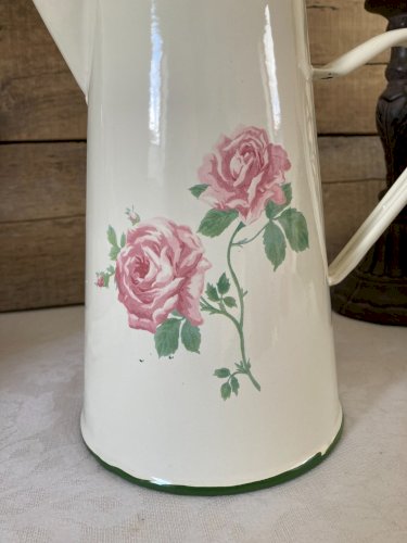 226⚜️ Déco Ancien Broc Pichet en Tôle Émaillé Décor Fleurs Rose Hauteur 22 Cm