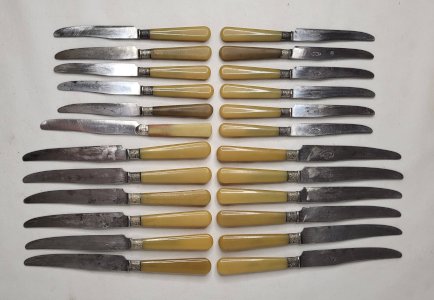 24 couteaux manche bakélite Art déco