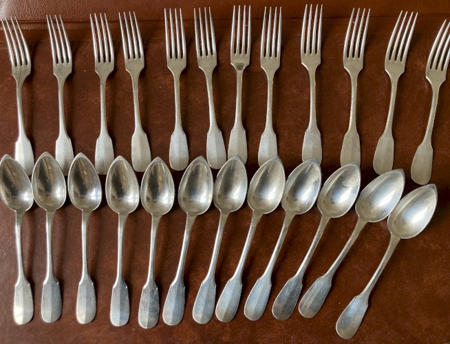 24 couverts - 12 cuillères 12 fourchettes - Christofle - Mess de l'escadron des cent gardes (?)