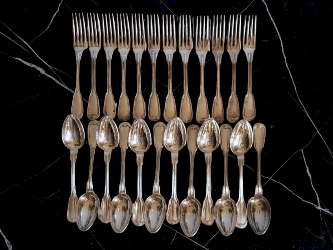 24 couverts de table métal argenté modèle au filet