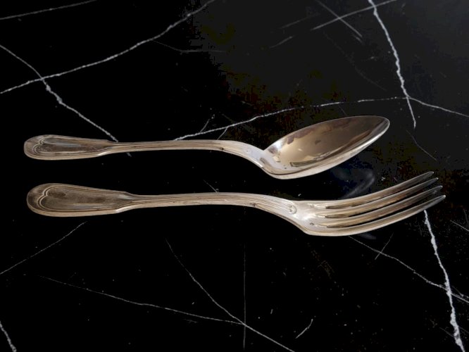 24 couverts de table métal argenté modèle au filet