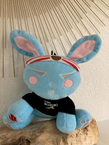 25 ⚜️  Peluche Doudou Lapin Bleu Team Suzuki  Concept Hauteur 25 Cm