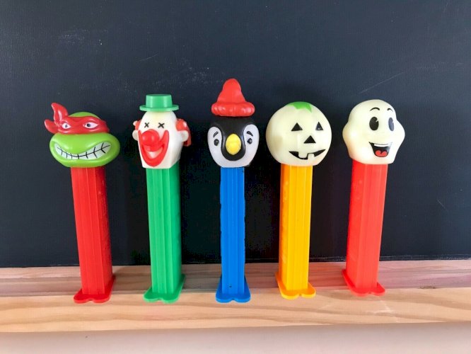 27⚜️ Ancien Lot de 5 Pez, Deux Avec un Sifflet Vintage