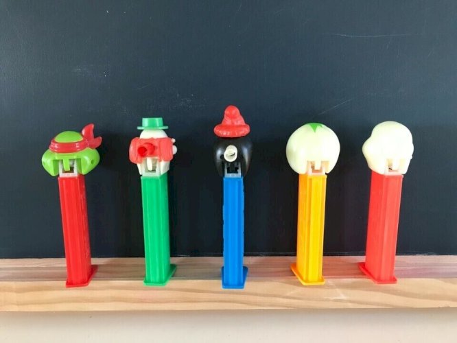 27⚜️ Ancien Lot de 5 Pez, Deux Avec un Sifflet Vintage