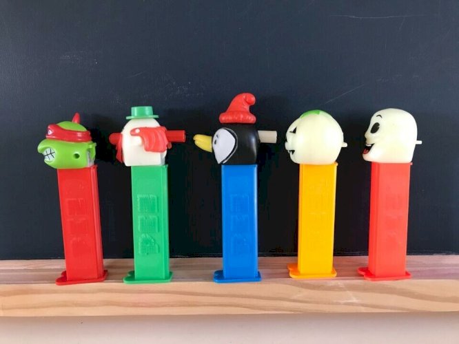27⚜️ Ancien Lot de 5 Pez, Deux Avec un Sifflet Vintage