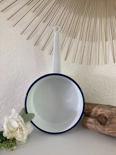 27⚜️ Ancienne Casserole en Tôle Émaillée 22 Couleur Blanche Liseré Bleu Vintage