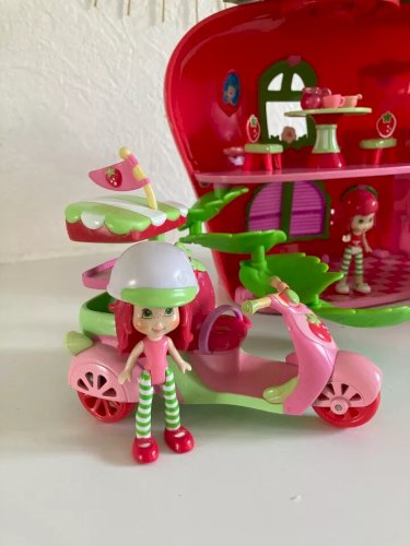 28 ⚜️ Jouet Lot de Charlotte Aux Fraises Maison, Scooter, Véhicule Bandai