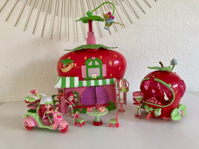 28 ⚜️ Jouet Lot de Charlotte Aux Fraises Maison, Scooter, Véhicule Bandai