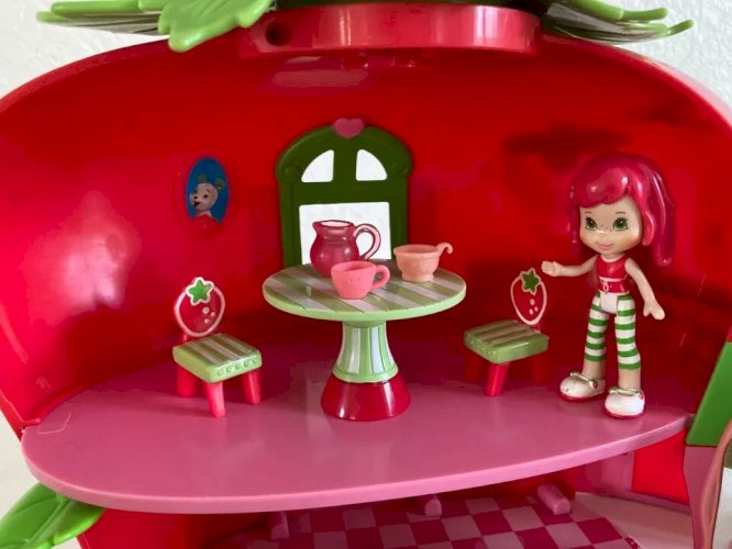 28 ⚜️ Jouet Lot de Charlotte Aux Fraises Maison, Scooter, Véhicule Bandai