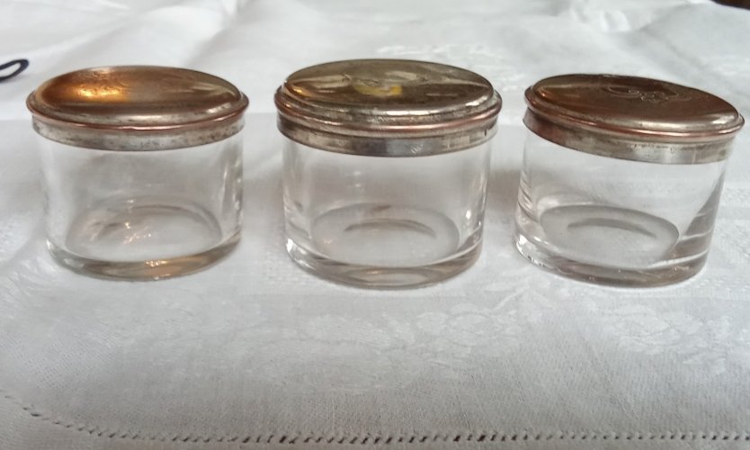 3 Ancienne Petite Boite Nécessaire Toilette Métal Argenté Décor  Gravé Et Verre