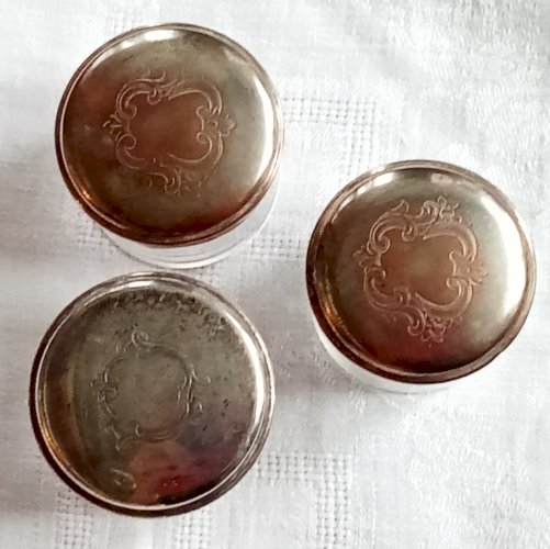 3 Ancienne Petite Boite Nécessaire Toilette Métal Argenté Décor  Gravé Et Verre