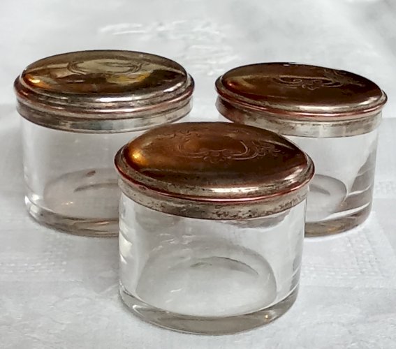 3 Ancienne Petite Boite Nécessaire Toilette Métal Argenté Décor  Gravé Et Verre