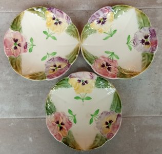 3 anciennes assiette céramique barbotine fleurs pensées Choisy le Roy