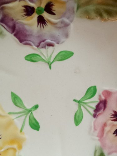 3 anciennes assiette céramique barbotine fleurs pensées Choisy le Roy