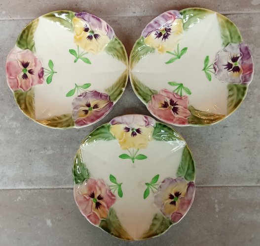 3 anciennes assiette céramique barbotine fleurs pensées Choisy le Roy